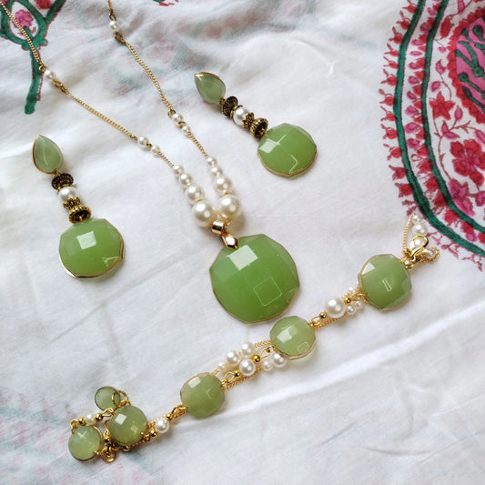 Cabochon Spring Green Pearl Beaded Resin Jewellery